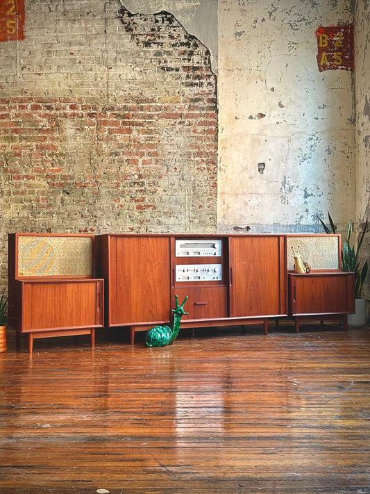 Custom 1970's Retro-Engineered Stereo Console